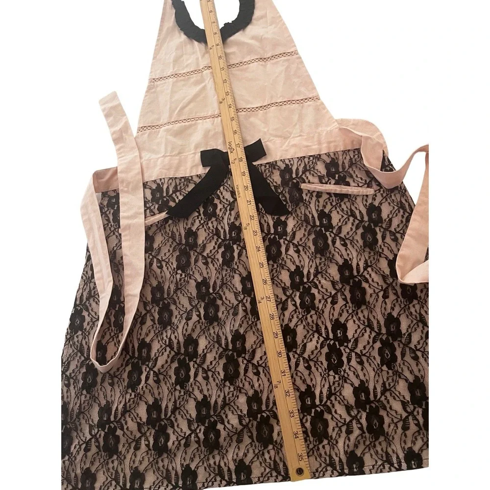 Sur la table Apron‎ NWT Pink With Black Lace Detail and Pockets.